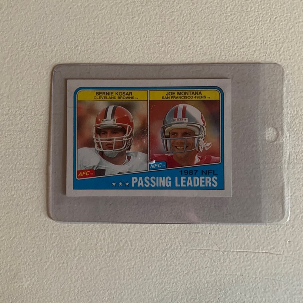 Joe Montana/Bernie Kosar Topps 1988 passing leaders card #215
